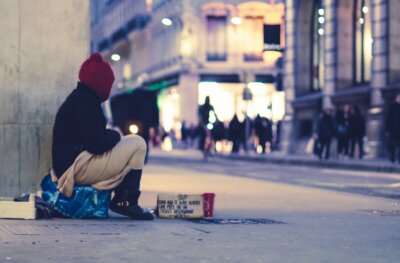 A hydrophobic blanket to warm the homeless - Unsplash